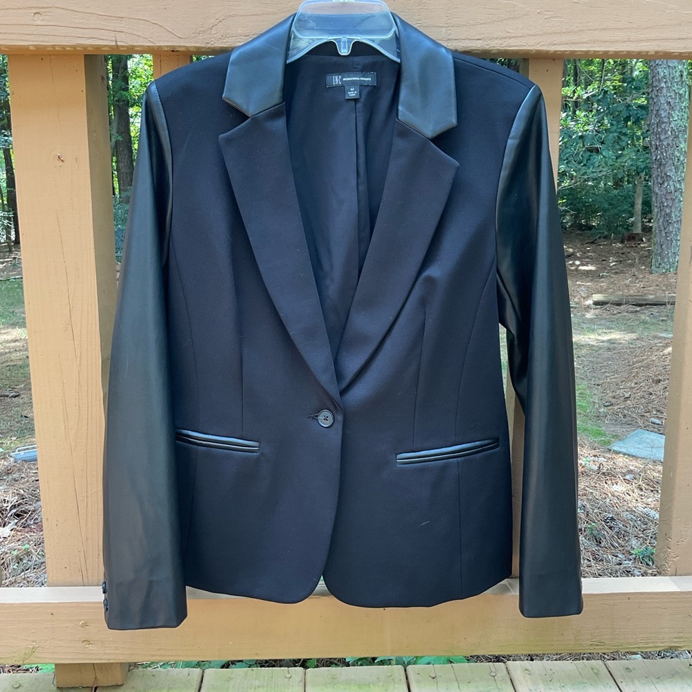 NWOT Inc International Sohpisticated Black Blazer, M